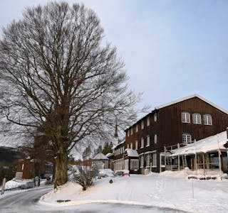LIFJELL HOTELL: No skjer det ting i bygget som tidlegare husa Lifjell hotell. Foto: Øystein Akselberg