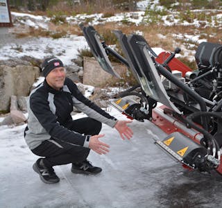 LØYPEMASKIN: Arne Thorkildsen med løypemaskina som Bø løypelag kjøpte i 2017. Den erstatta maskina som hadde brukt 1282 timar i skiløypene i Bø. Arkivfoto: Øystein Akselberg