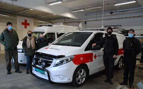 NY BIL: Torstein Sannes, Liv Schia og Ingebjørg Halleråker saman med Sondre Rulnes Røstad og Håkon Solberg Kåsa ved den nye Røde Kors-bilen.