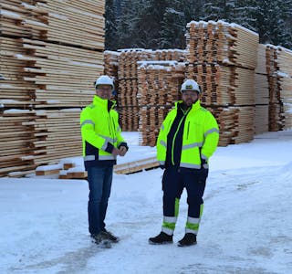 AUKE PRODUKSJONEN: Dagleg leiar Ole Grimsgaard og driftsleiar Knut Egil Øygarden på Telemarksbruket har planar om å auke produksjonen av kjerneved.