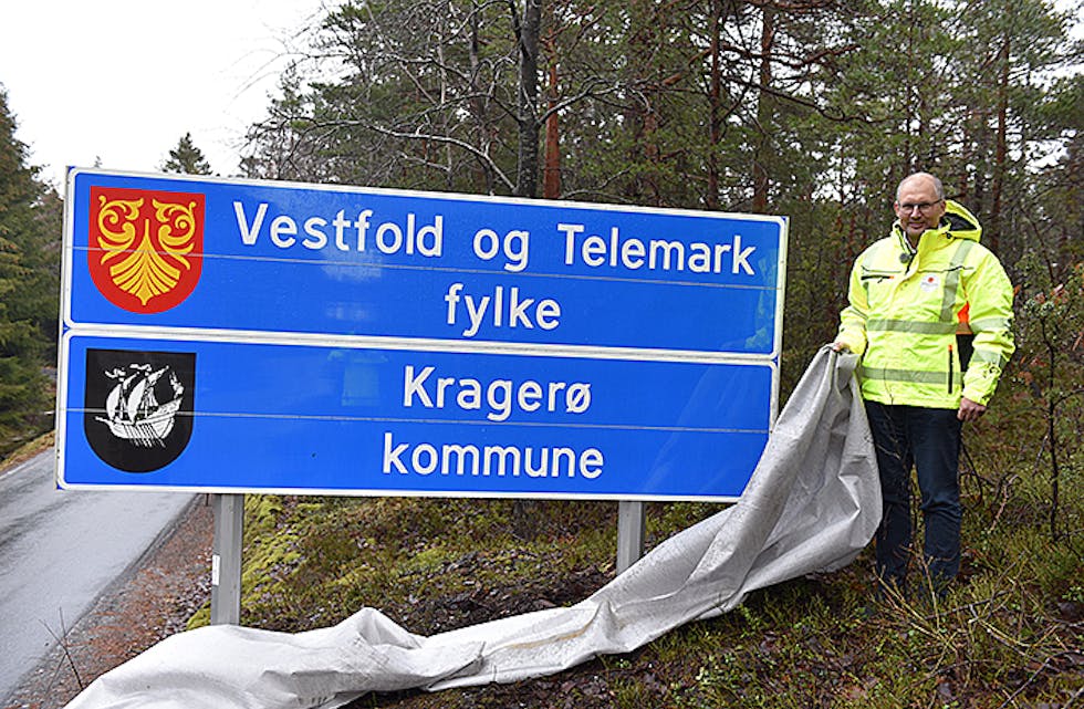 Fylkesordfører Terje Riis-Johansen avduker skilt på grensa mellom Vestfold og Telemark, og Agder, desember 2019.