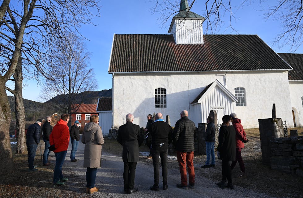 PÅ SYNFARING: Formannskapet fekk informasjon om fleire prosjekt ved Sauherad kirke. Foto: Øystein Akselberg