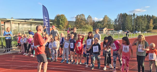 BRA OPPMØTE: Barneløpa til Skarphedin friidrett er veldig populære. Her frå Gullbringbanen i Bø.