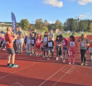 BRA OPPMØTE: Barneløpa til Skarphedin friidrett er veldig populære. Her frå Gullbringbanen i Bø.
