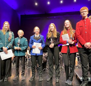 PALLPLASS: Bø skulemusikk, her representert med Aurora Hult og Olav Andre Tobro til høgre, blei nummer 3. Her poserer dei med vinnaren Randesund skolemusikk og nummer to, Skien skolekorps.