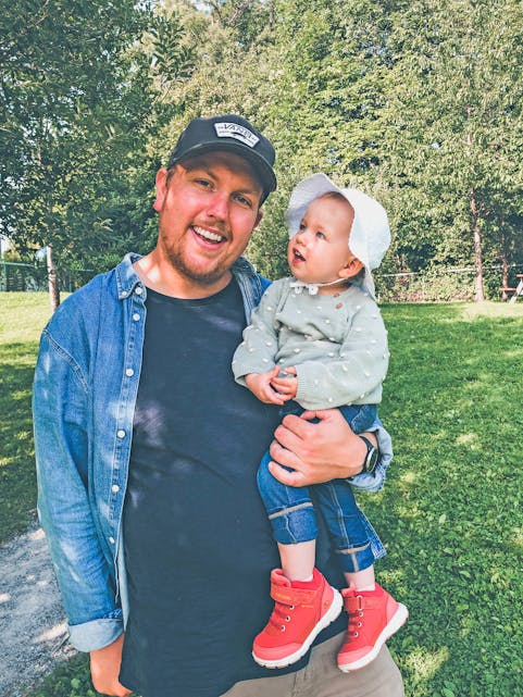 VATNAR-GUT: Bortebuar Torgeir Hegna med dottera.