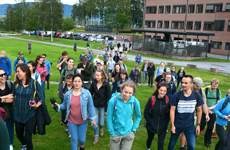 TRIVST I BØ: Studentane trivst i Bø, det viser ei undersøking gjort av Studentum.no. Her er nye studentar på tur til Høyslass i august 2019.