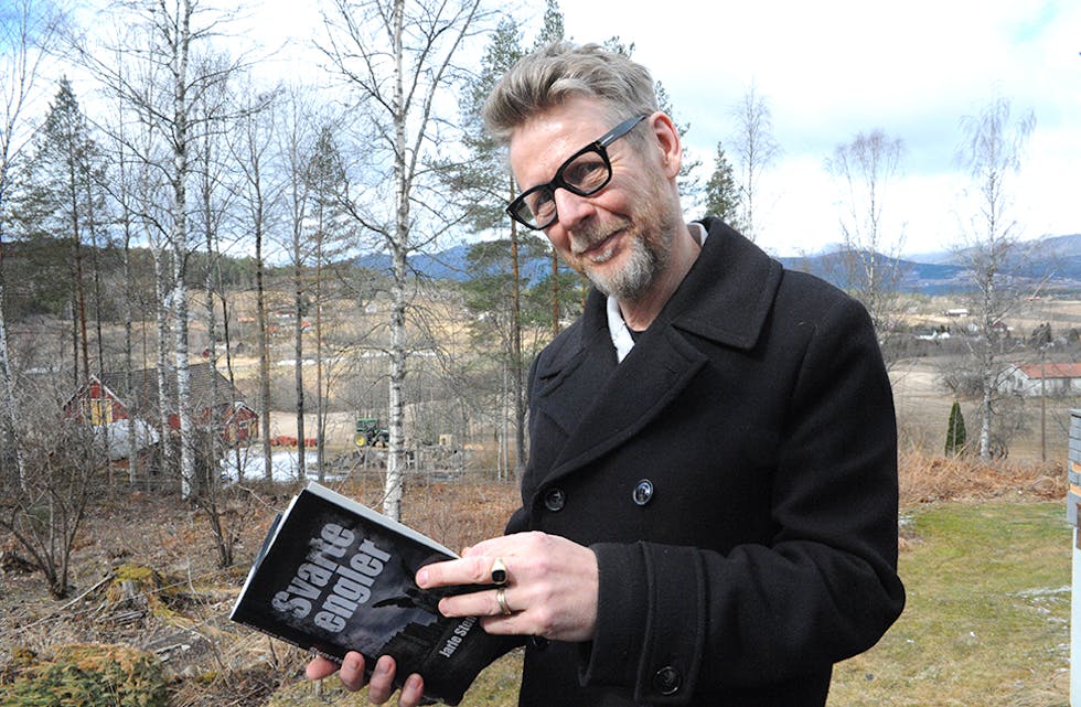NY ROMAN: Jarle Sten Olsen er ute med sin tredje krimroman. Svarte engler har han dikta heime i huset i Roegrenda, med utsikt mot Lifjell.