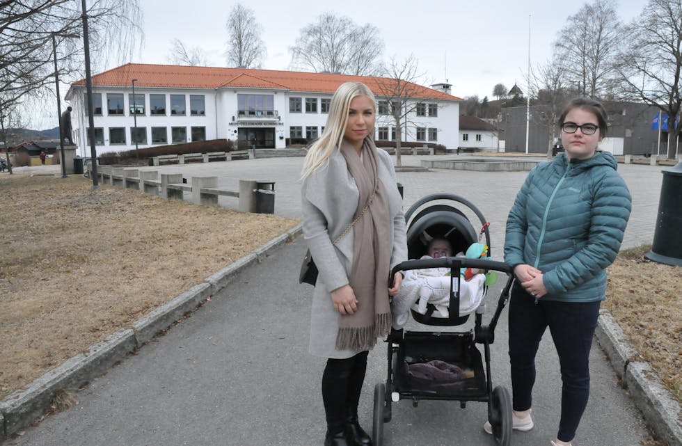 KRAV TIL KOMMUNDEN: Elin Haugerud og Trine Eidissen er fortvila over barnehagesituasjonen i Bø, og krev at kommunen nå gjer noko med saka.
