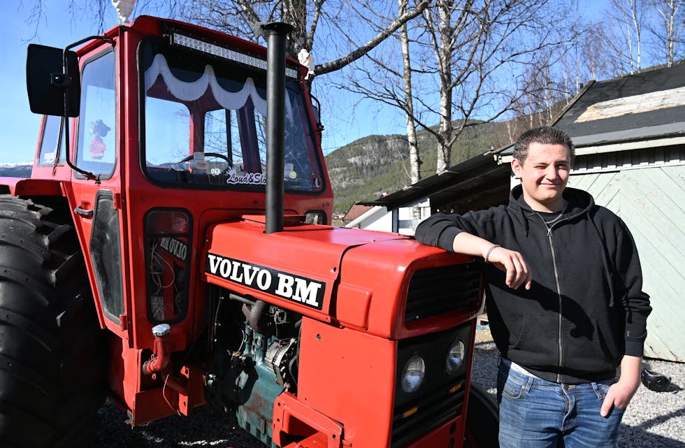 VOLVO: Volvo er tingen for Jakob Fossen (15) frå Øvre Bø. Tek oppdrag for å skaffe pengar til å pusse opp traktor.