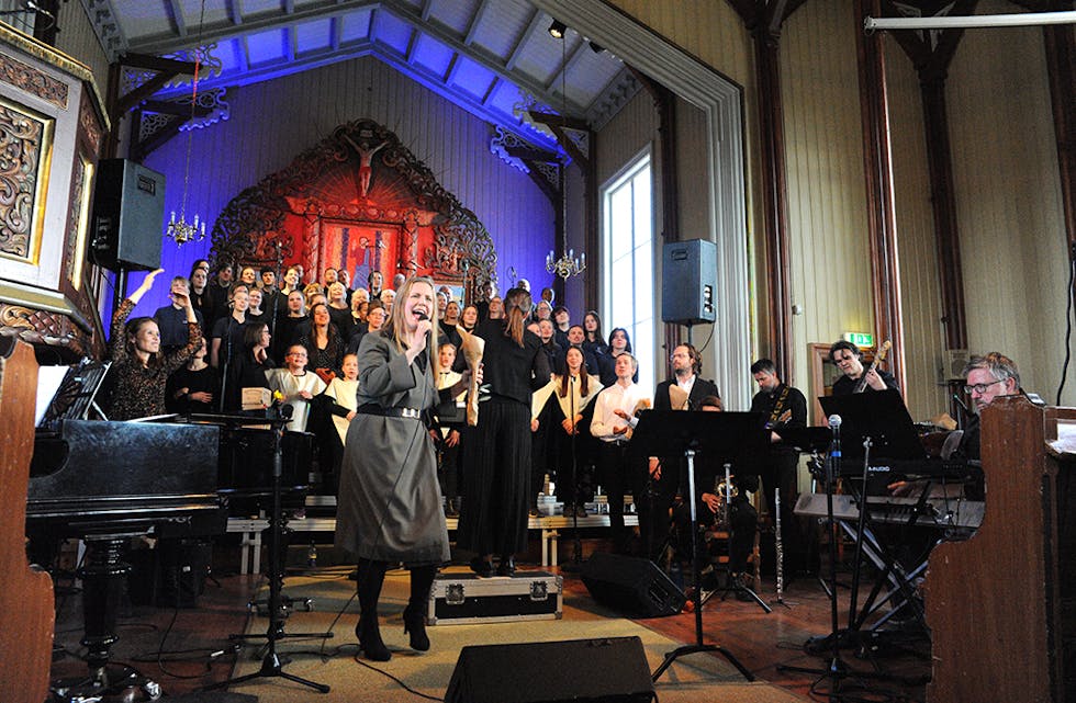 GOSPEL: Solist Hilde Norland Gundersen og koret avslutta påskeverket med gospelsong så stemninga sto i kyrkjetaket.