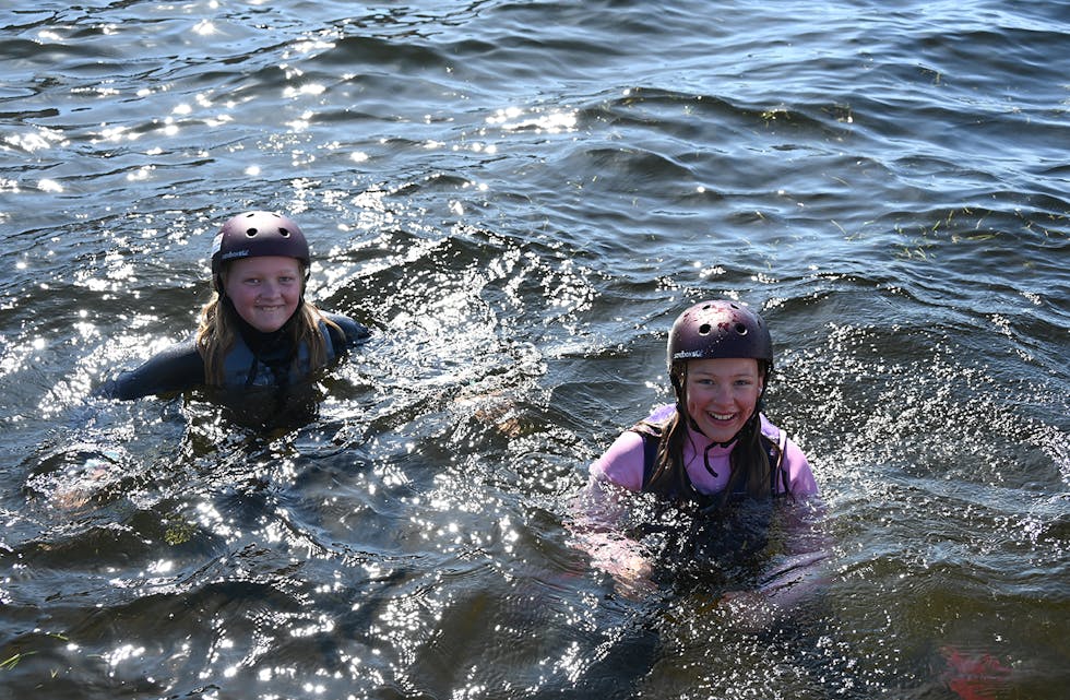 TØFFE JENTER: To tøffe wakeboard-jenter, Anne Haukvik Sauar og Frida Bø, let seg ikkje skreme av fire grader i Norsjø.  