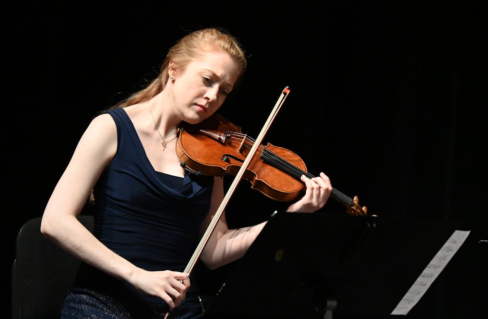 OPNINGSKONSERT: Norsjø kammermusikkfest er i gang. Opningskonserten tysdag var ei vakker og variert musikalsk reise. Her fiolinist Miriam Helms Ålien.