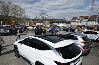 BILENS DAG. Det var mykje folk, god bilprat og fin stemning på Bø torg da Bø blad arrangerte Bilens dag.