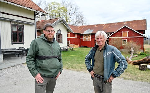 LÅVEKONSERT: Kristoffer Mosfjeld (f.v.) er glad for at Telemarkfestivalen får sleppe til i låven på Nordbø hos Torgeir Hefre og Gyrid Kvaale.