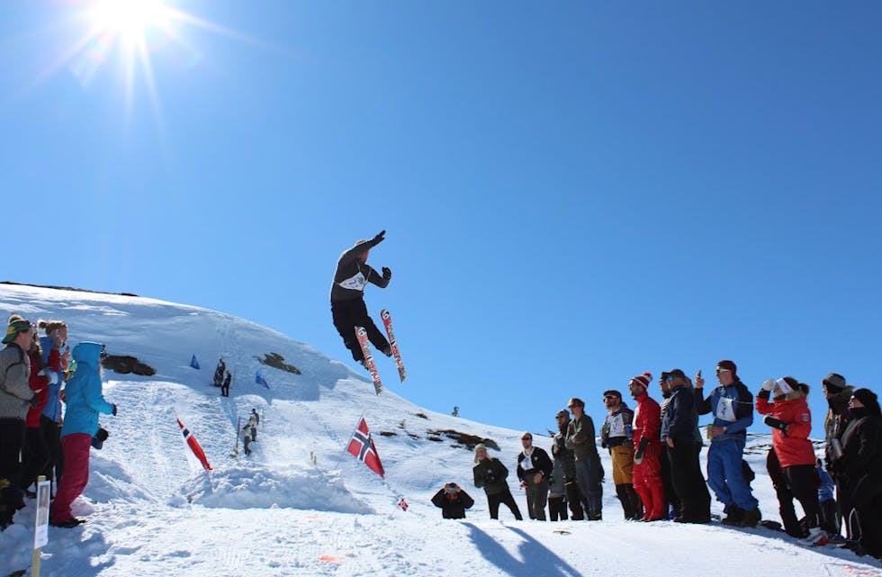HOPPING OG ANNA MORO: Publikum kan få med seg hoppkonkurranse og folkeliv i Krintobakken på Lifjell. 