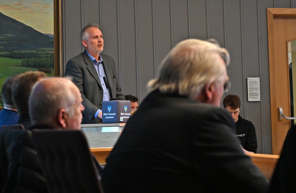 ORIENTERTE OM ØKONOMI: Assisterande kommunedirektør Øystein Tveit på talarstolen i kommunestyret.