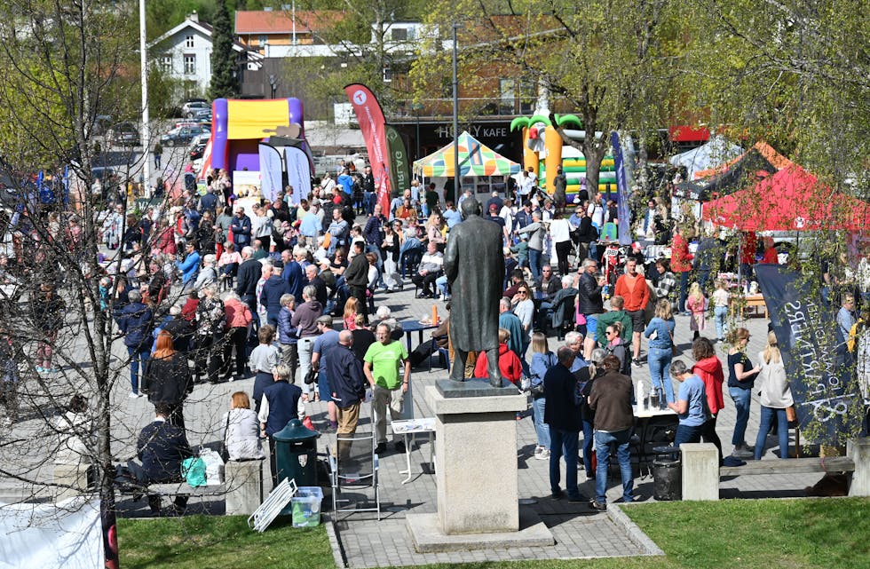 MYKJE FOLK PÅ TORGET. Årets vårmarknad på Bø torg blei ein suksess. Det var mykje folk og god stemning.