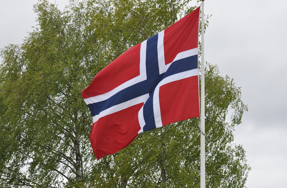 BØR VAIE FRÅ OFFENTLEGE FLAGGSTENGER: Det norske flagget i mai-skrud.