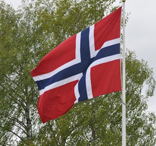 BØR VAIE FRÅ OFFENTLEGE FLAGGSTENGER: Det norske flagget i mai-skrud.