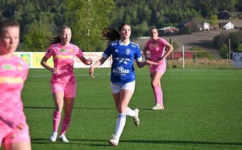 NM-KAMP PÅ SANDVOLL. Skarphedins jenter 19 spela ein knallgod kamp mot Strømsgodset, og vant. Her Katrine Robertson.