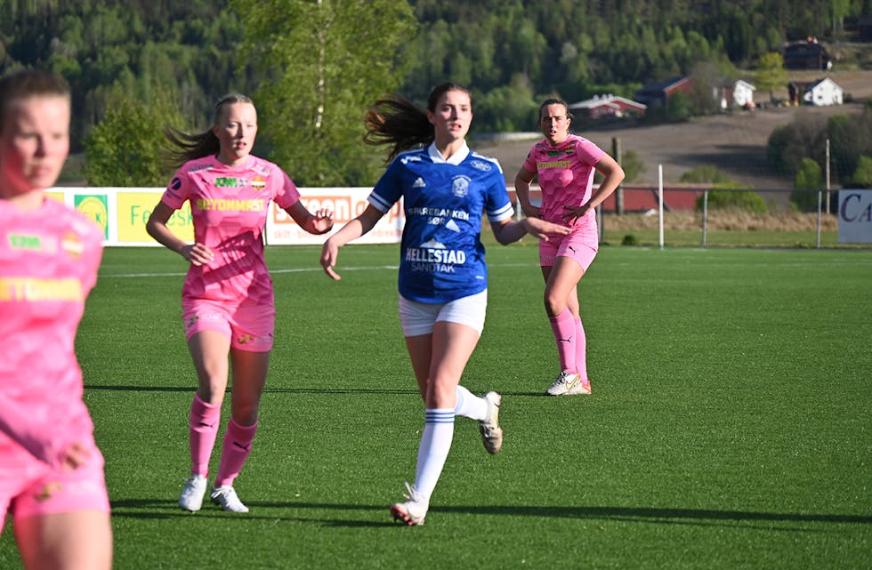 NM-KAMP PÅ SANDVOLL. Skarphedins jenter 19 spela ein knallgod kamp mot Strømsgodset, og vant. Her Katrine Robertson.