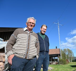 VETERAN OG NYBYRJAR: Radioamatørane Rune Nilsen og Per Sveinung Norendal er høvesvis veteran og nybyrjar. Mens Nilsen fekk lisens i 1964, fekk Norendal sin i mars i år. 