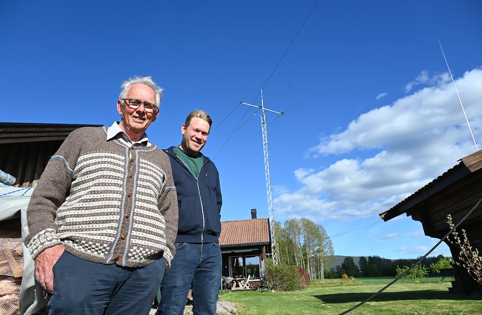 VETERAN OG NYBYRJAR: Radioamatørane Rune Nilsen og Per Sveinung Norendal er høvesvis veteran og nybyrjar. Mens Nilsen fekk lisens i 1964, fekk Norendal sin i mars i år. 