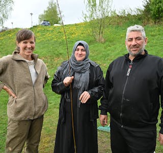 LÆRAR OG ELEVAR:  Instruktør Mari Fallet Mosand har lært Iman Owaiji og Moataz Alhouri frå Syria og Gvarv å bygge med levande pil.