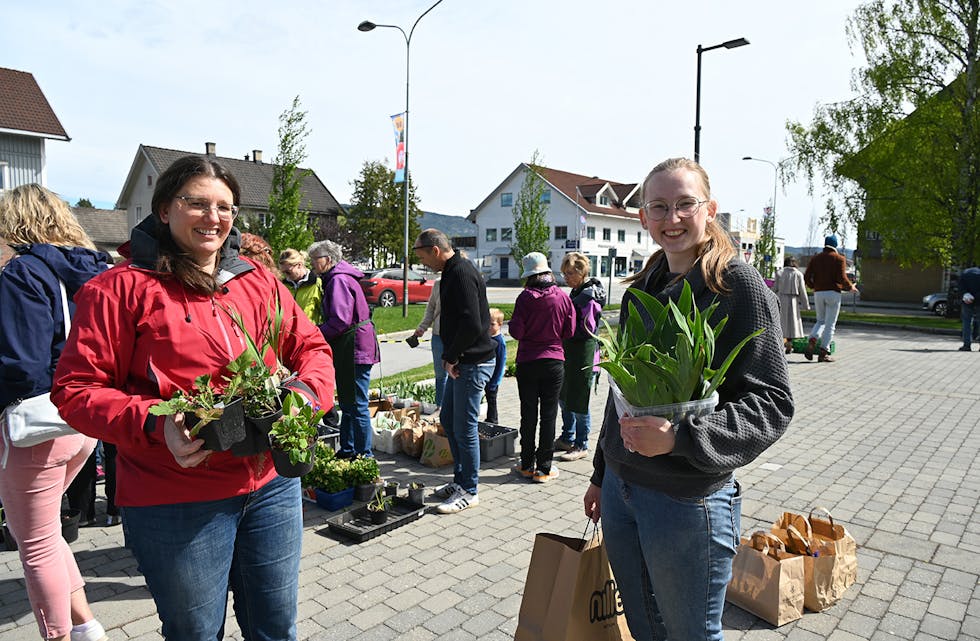 STORHANDEL: Kristin Sekse og dottera Magnhild Roheim gjorde storhandel på årets planteloppemarknad.