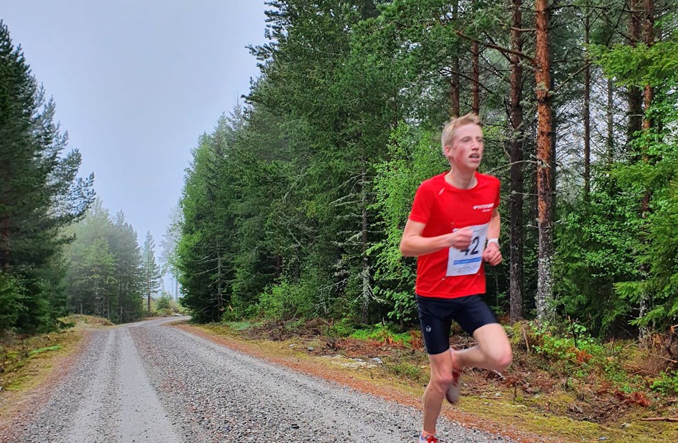 VINNAREN: Vinnar av motbakkeløpet, Sondre Harstad Rinde, på veg inn mot mål. Han sprang på tida 13:11.