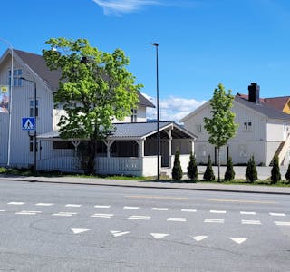 KAN BLI RIVE: I Bøgata 83 og 85 kan det bli etablert ein Burger King. Spørsmålet nå er om kommunen vil tillate riving av dei gamle husa.
