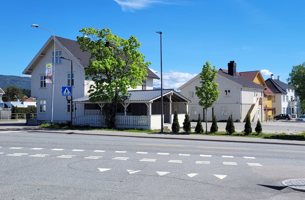 KAN BLI RIVE: I Bøgata 83 og 85 kan det bli etablert ein Burger King. Spørsmålet nå er om kommunen vil tillate riving av dei gamle husa.