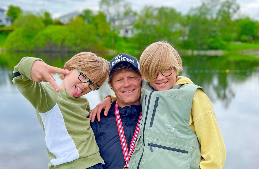 EIGEN HEIAGJENG: Bjørn Knutslid med gullmedalje og sønene Oliver (9) (t.v.) og Julian (11). Sambuar og mor, Marianne Dale, er fotograf.