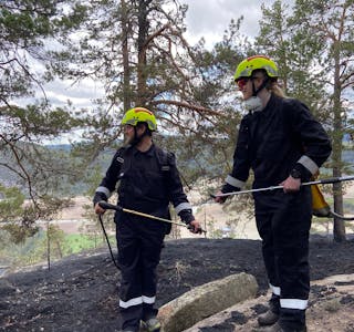 FØRSTE OPPDRAG: Olav Rygg (t.v.) og Ida Tollehaugen i Bø og Sauherad Røde Kors branngruppe. Branngruppa var i sving i fire dagar på rad på sitt første store oppdrag.