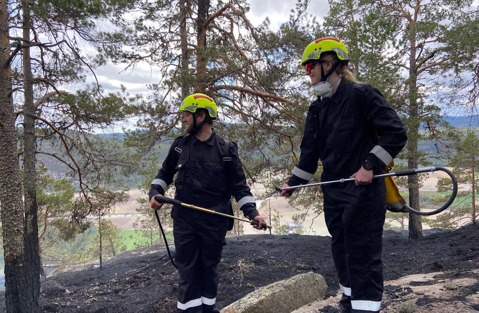 FØRSTE OPPDRAG: Olav Rygg (t.v.) og Ida Tollehaugen i Bø og Sauherad Røde Kors branngruppe. Branngruppa var i sving i fire dagar på rad på sitt første store oppdrag.