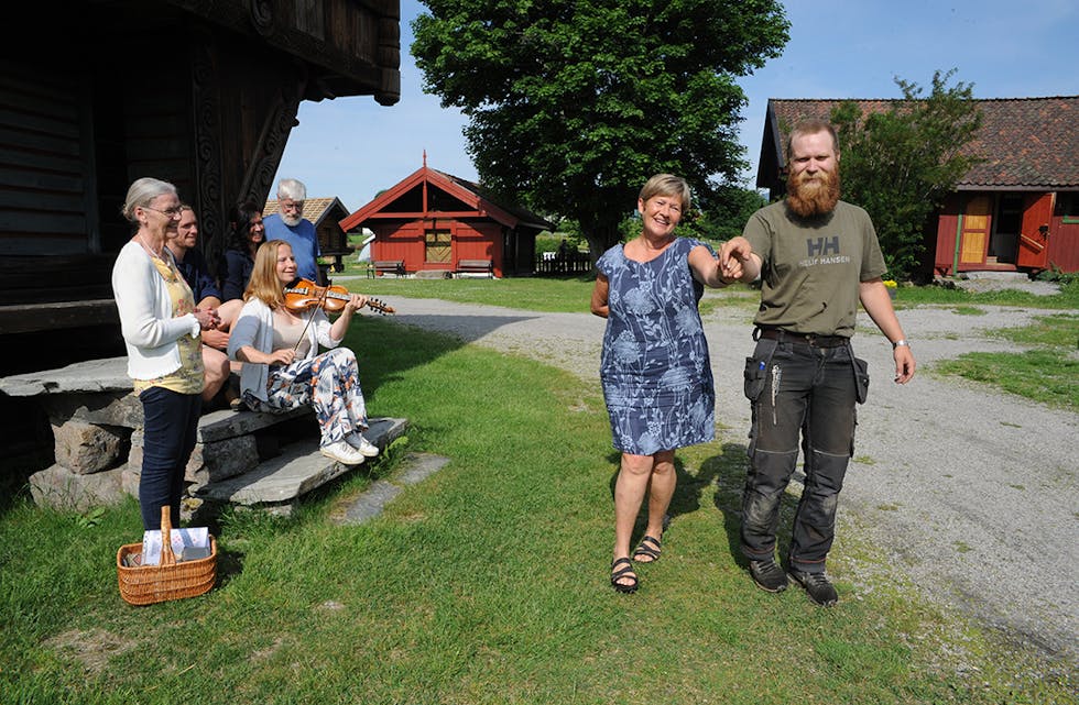 MINNEPRIS: Simen Roheim Iversen er tildelt Olav H. Skrindo Slettens minnepris. Iversen er munnharpesmed med smie på Evju bygdetun, og her dansar han med museumsstyrar Jorid Vale i samband med sommarprogrammet i 2020.