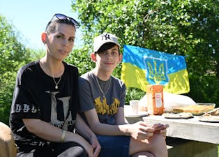 KJEKT Å MØTE ANDRE: Kateryne Sova (t.v.) og sonen Maksym Sova (13) har vore i Bø i to veker. Ho synast det er fint å møte andre frå Ukraina. 