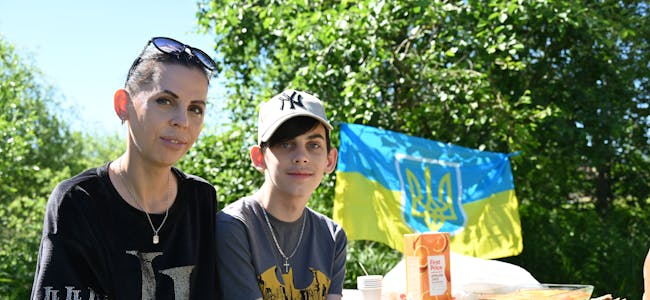 KJEKT Å MØTE ANDRE: Kateryne Sova (t.v.) og sonen Maksym Sova (13) har vore i Bø i to veker. Ho synast det er fint å møte andre frå Ukraina. 