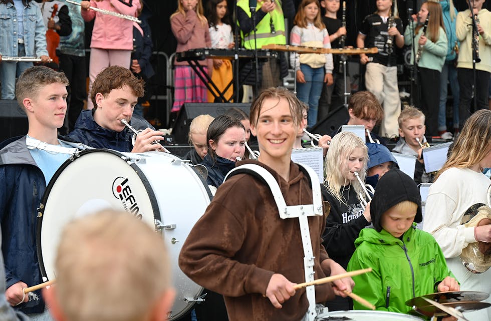 USTOPPELEGE: Musikantane i Bø skulemusikk let seg ikkje stoppe av regn - lite eller mykje. Det gjorde heller ikkje dei andre festivaldeltakarane. 