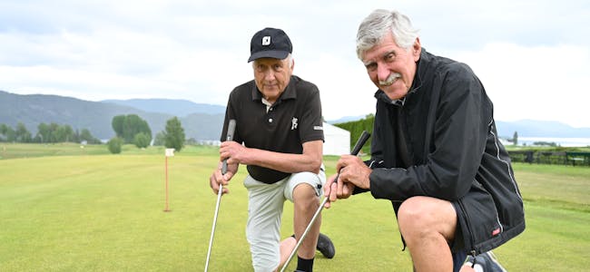 SENIORGOLFARAR: Halvor Nordskog (t.v) og Oddbjørn Brevik har spela golf i mange år, og synest det er ålreit å ta i eit tak som frivillig på Norsjø Golfpark. 