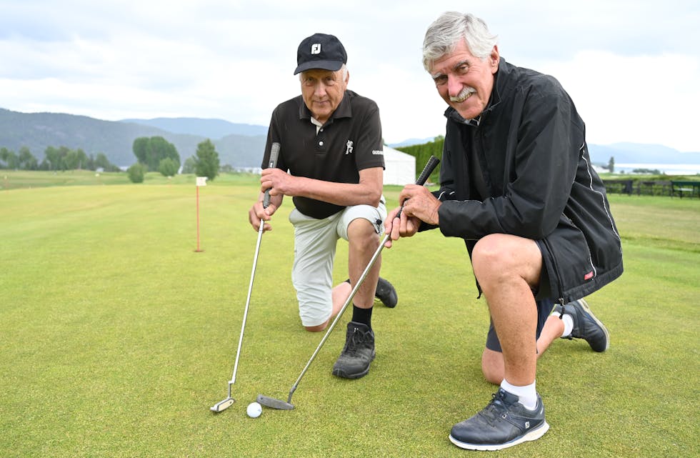 SENIORGOLFARAR: Halvor Nordskog (t.v) og Oddbjørn Brevik har spela golf i mange år, og synest det er ålreit å ta i eit tak som frivillig på Norsjø Golfpark. 