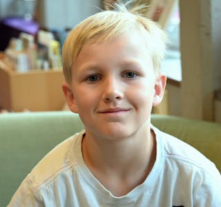 BARNEPRAT: Emil (9) blir intervjua i lokalavisa.