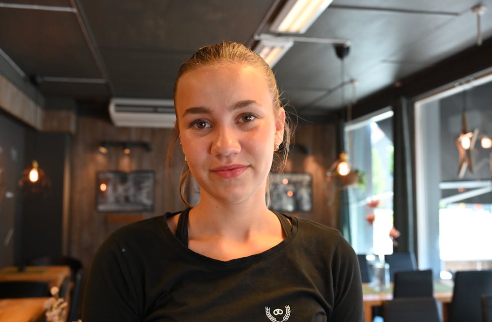 FASTFOOD-PLASSERING: Oda Hegna Smeplass (16) er ein av mange som har tankar om Burger King i Bø sentrum.