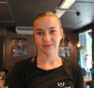 FASTFOOD-PLASSERING: Oda Hegna Smeplass (16) er ein av mange som har tankar om Burger King i Bø sentrum.