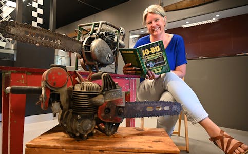 HISTORISK FRÅ JO-BU: Evy Beate Stykket på Bø museum har lese seg opp på motorsager frå produsent Jo-Bu. På utstillinga viser dei motorsager frå 1940- og 1950-talet.