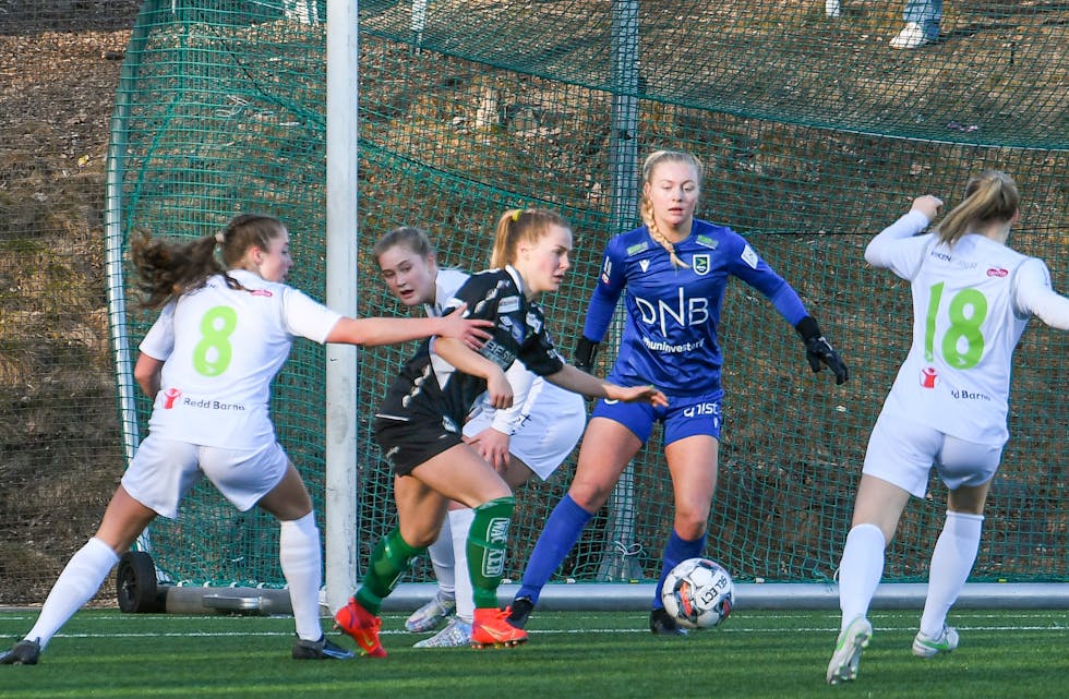 TIL EM I TSJEKKIA: Bøjenta Una Langkås (blå drakt) i sving for klubben sin Øvrevoll/Hosle IL. No ventar kampar for U19-landslaget.
Øvrevoll/Hosle