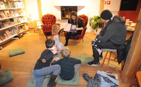SAMSKAPING: Fylkekommunen oppfordrar til samskaping og samarbeid mellom folkebiblioteka og frivillige organisasjonar. Her er det eventyrstund i Midt-Telemark bibliotek sitt minibibliotek i Sauherad frivilligsentral i 2020.