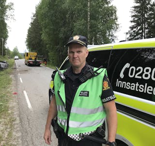 ALVORLEG ULYKKE: Innsatsleiar Tor Einar Bakken frå Sør-Øst politidistrikt på ulykkesstaden.