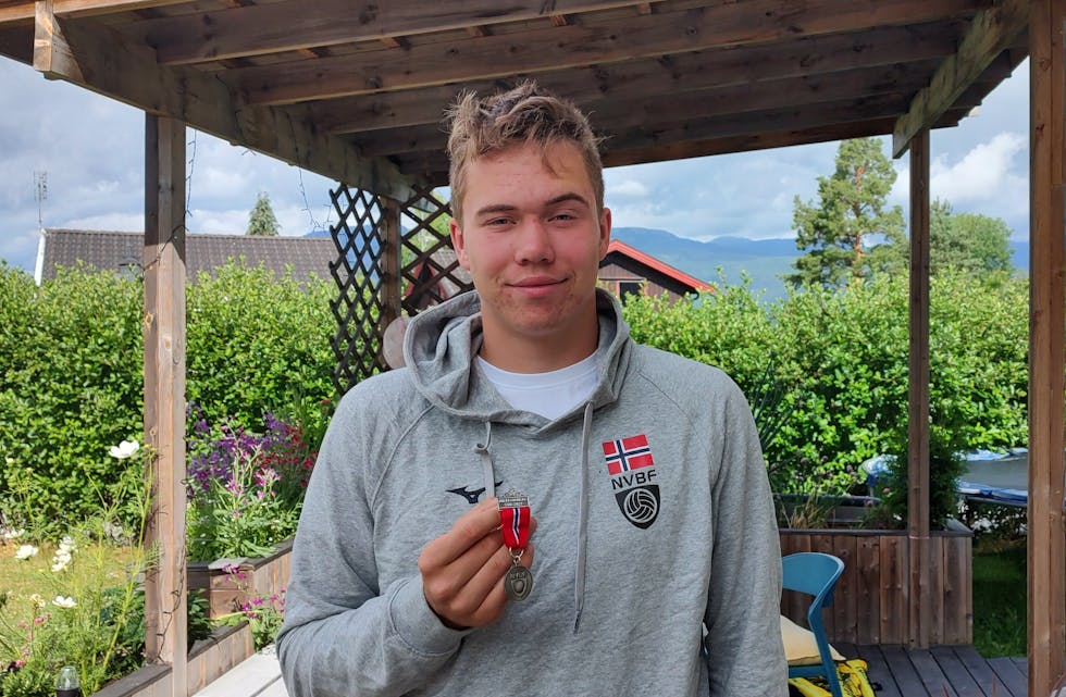 SØLVGUTEN: Endre Tvinde syner stolt fram sølvmedalje frå NM i sandvolleyball.